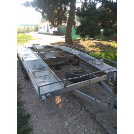 Nákladní přívěs pro přepravu vozidel 